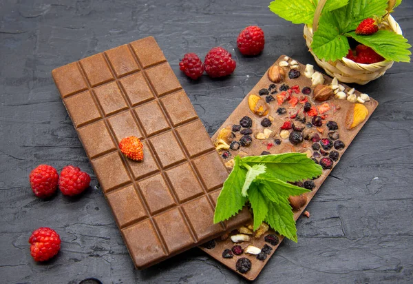 Las Barras Chocolate Varias Bayas Maduras Hojas Menta Encuentran Sobre —  Fotos de Stock