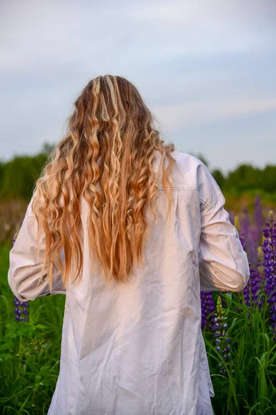 Een Meisje Met Lang Blond Haar Een Wit Shirt Staat — Stockfoto