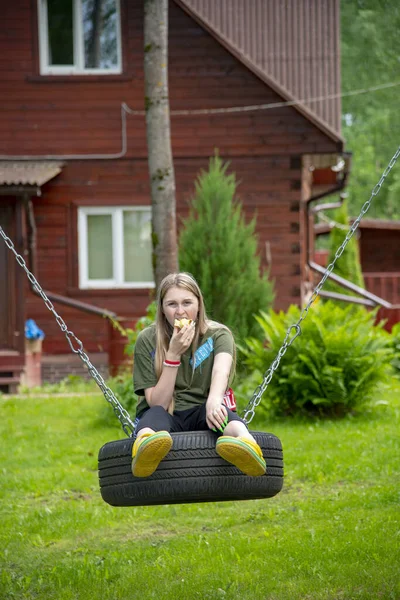 Rusland Moskva Regionen Juni 2020 Teenagepige Med Blond Hår Sidder - Stock-foto