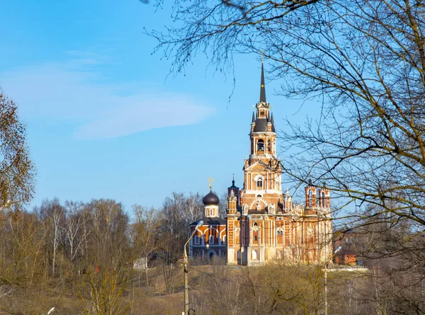 Belo Templo Tijolos Vermelhos Fica Uma Montanha Paisagem Primavera — Fotografia de Stock