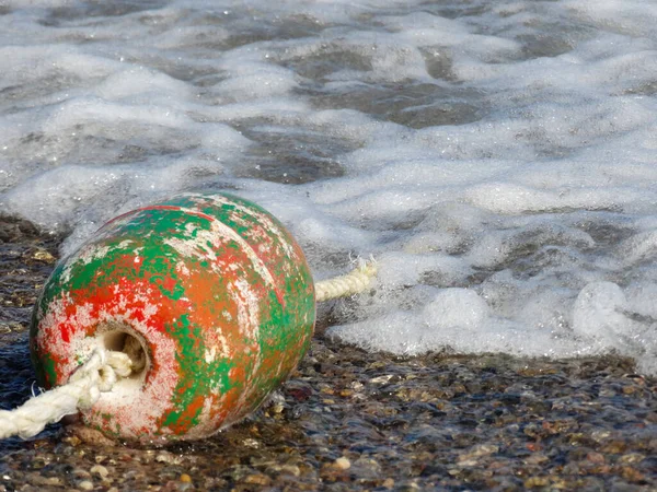 Une Vieille Bouée Battue Sur Une Corde Dans Les Vagues — Photo