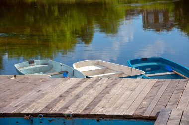 Tekne istasyonundaki suda tahta kayıklar..