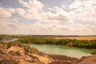 Yaz manzarası. Kil dağları ve parlak yeşil bir göl..