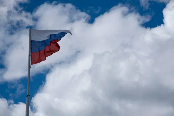 Bandera Tricolor Rusa Ondeando Viento Contra Cielo Nublado Foto Horizontal —  Fotos de Stock