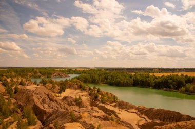 Yaz manzarası. Kil dağları ve parlak yeşil bir göl..