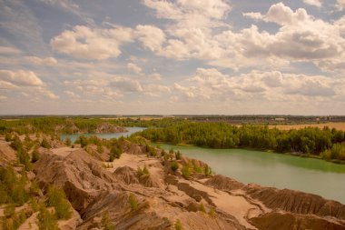 Yaz manzarası. Kil dağları ve parlak yeşil bir göl..