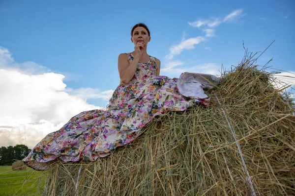 Foto Una Donna Mezza Età Dai Capelli Rossi Lungo Prendisole — Foto Stock