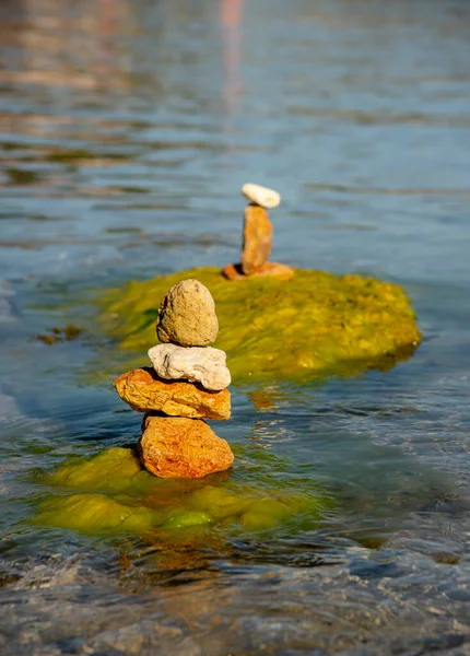 Kamienie Teksturowane Ułożone Piramidzie Tle Czystej Wody Morskiej Kopiuj Miejsce — Zdjęcie stockowe