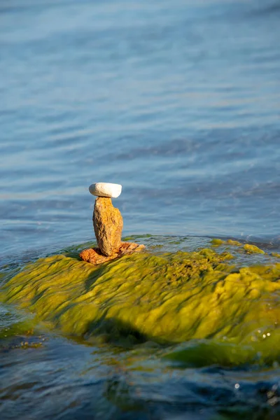 Pierres Texturées Empilées Dans Une Pyramide Sur Fond Eau Mer — Photo