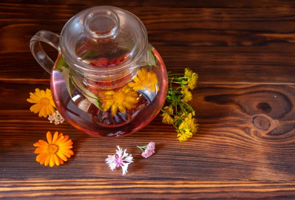 Una Tetera Transparente Con Hierbas Plantas Medicinales Sobre Una Mesa —  Fotos de Stock