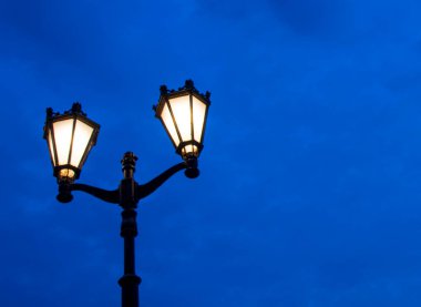 Karanlık bir gökyüzüne karşı parlak sarı bir fener. Cadılar Bayramı için arka plan. Metin için alanı kopyala.