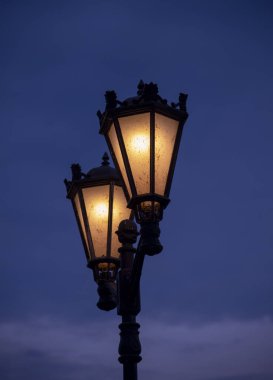 Karanlık bir gökyüzüne karşı parlak sarı bir fener. Cadılar Bayramı için arka plan. Metin için alanı kopyala.