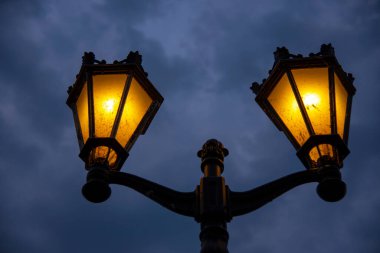 Karanlık bir gökyüzüne karşı parlak sarı bir fener. Cadılar Bayramı için arka plan. Metin için alanı kopyala.