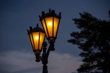 Karanlık bir gökyüzüne karşı parlak sarı bir fener. Cadılar Bayramı için arka plan. Metin için alanı kopyala.