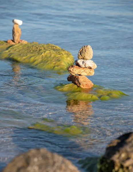 Текстурированные Камни Сложенные Пирамиду Фоне Чистой Морской Воды Копирование Текста — стоковое фото