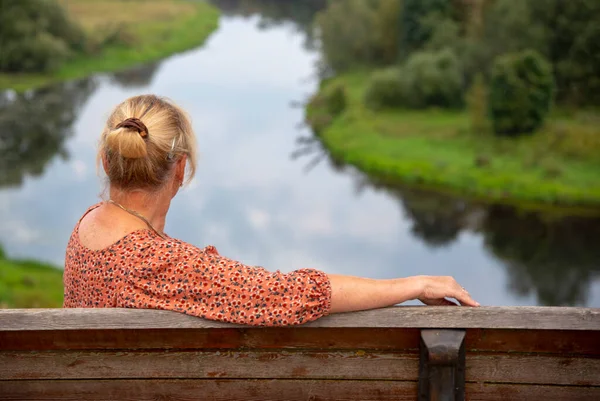 Een Oudere Jarige Vrouw Zit Alleen Een Bank Een Hoge — Stockfoto