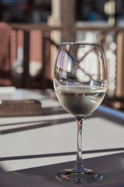 Una Copa Vino Blanco Mesa Cafetería Playa Foto Teñida — Foto de Stock