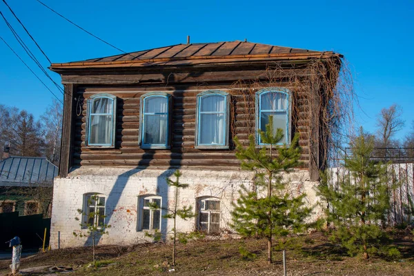 Régi Kétemeletes Ház Szemben Fényes Kék Egy Napsütéses Napon — Stock Fotó