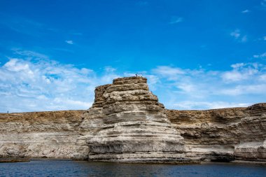 Denizden yükselen görkemli kayalar. Deniz manzarasının doğal arka planı.