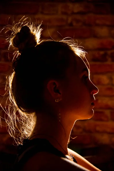 Profil Eines Jungen Mädchens Hintergrund Ihr Haar Leuchtet Gegen Die — Stockfoto