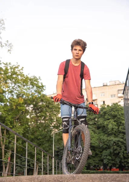 Rusya, Moskova, Eylül 2020. 17 yaşında bir çocuk halka açık bir parkta bisiklete biniyor..
