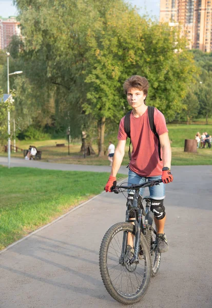 Rússia Moscou Setembro 2020 Menino Dezessete Anos Monta Uma Bicicleta — Fotografia de Stock