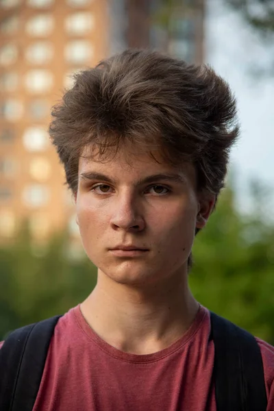 Portrait Garçon Sérieux Adolescent Ans Shirt Rouge Aux Cheveux Épais — Photo