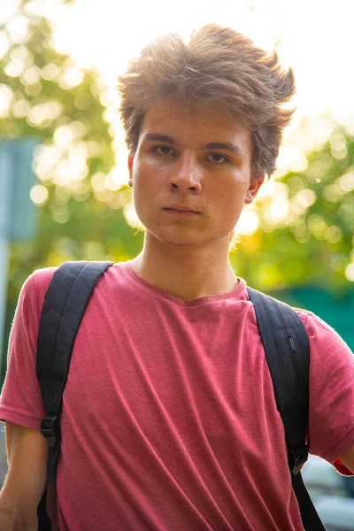 Portrait Garçon Sérieux Adolescent Ans Shirt Rouge Aux Cheveux Épais — Photo
