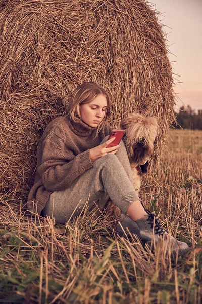 Een Blond Meisje Een Warme Gebreide Trui Met Telefoon Hand — Stockfoto