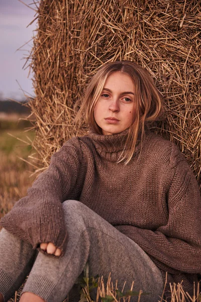 Ritratto Colorato Una Ragazza Affascinante Maglione Caldo Seduta Vicino Pagliaio — Foto Stock