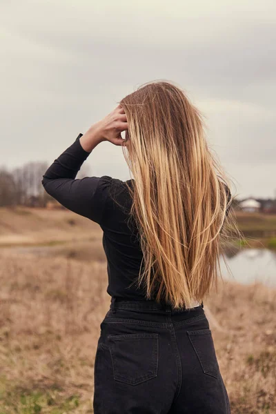 Een Meisje Met Lang Blond Haar Zwarte Kleren Staat Met — Stockfoto