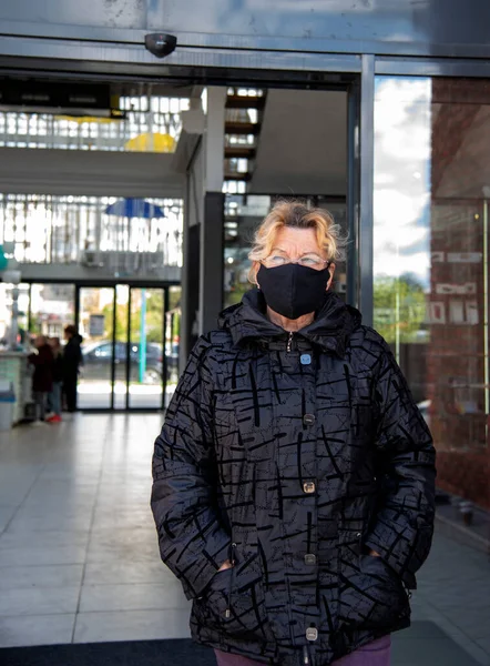 Elderly Woman Black Jacket Black Medical Mask Walks Out Door — Stock Photo, Image