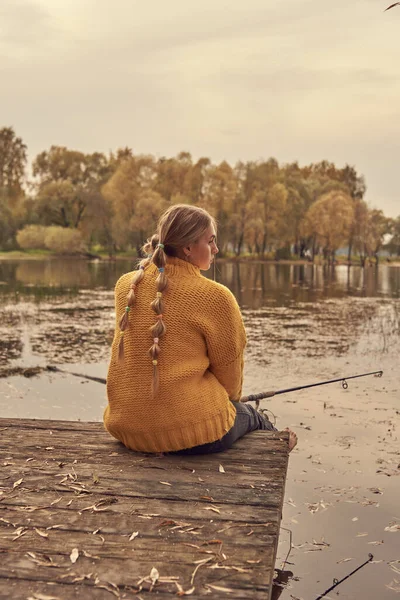 Een Meisje Een Warme Gebreide Gele Trui Zit Een Herfstavond — Stockfoto