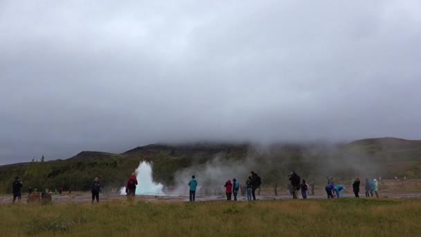 IJslandse Geyser Strokkur. Mensen kijken naar de uitbarsting van de geiser Strokkur.. — Stockvideo