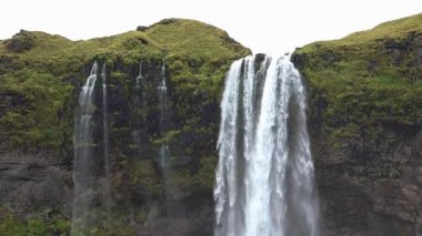 İzlanda 'nın en ünlü şelalesi Seljalandsfoss..