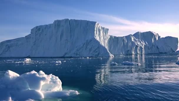 Icebergs en el Mar de Groenlandia. Calentamiento global — Vídeos de Stock