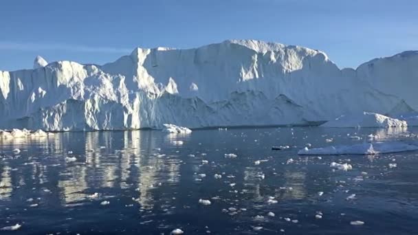 Eisberge in der Grönländischen See. Globale Erwärmung — Stockvideo