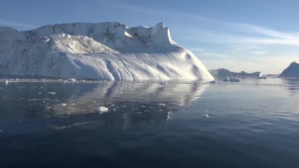 Jéghegy. Az éghajlatváltozás a természetben olvadó gleccserekhez vezet — Stock videók
