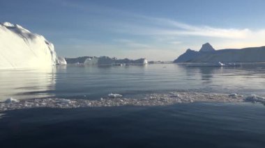 Buzdağı. Doğadaki iklim değişikliği eriyen buzullara yol açar.