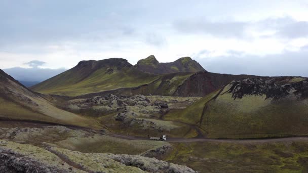 Paisaje volcánico con montañas y cráteres volcánicos, Islandia — Vídeos de Stock