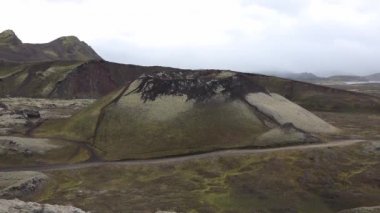 Volkanik manzarada dağlar, volkan kraterleri, İzlanda