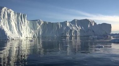 Grönland 'ın doğa ve manzaraları. Bilimsel gemiyle buzlar arasında seyahat edin. Küresel ısınma olgusu üzerinde çalışıyorum. Buzlar