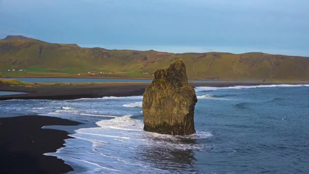 アイスランド。国の南にある玄武岩岩. — ストック動画