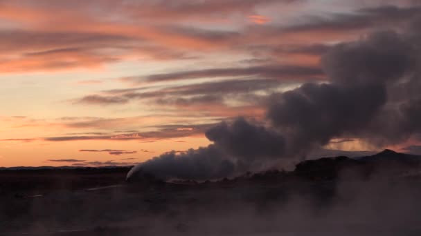 在冰岛Myvatn附近的Namafjall，人们站在蒸汽熏蒸的火锅旁，侧影映衬着他们 — 图库视频影像