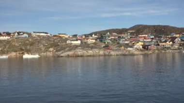 Grönland, Sunset Sunrise Geceyarısı Güneşi sırasında güzel küçük renkli evler.