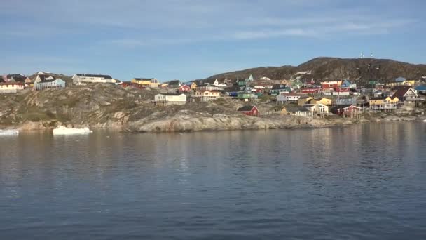 Grönland, Vackra små färgglada hus under solnedgången Soluppgång Midnattssol. — Stockvideo