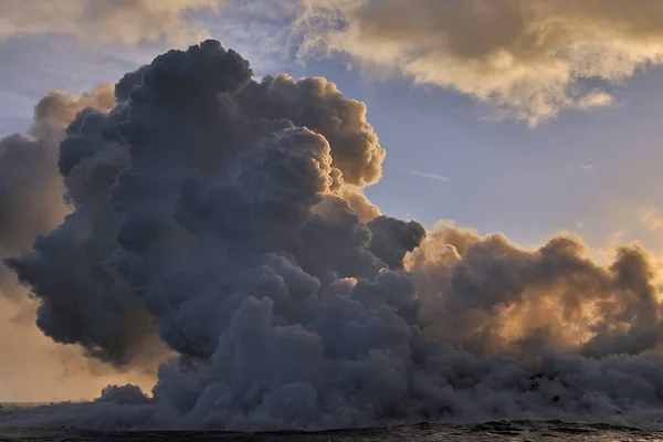 Flussi di lava vulcanica nelle onde oceaniche — Foto Stock