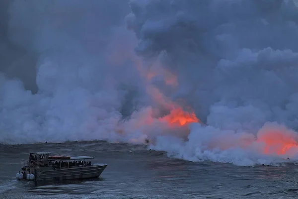 La lave volcanique coule dans les vagues océaniques Images De Stock Libres De Droits