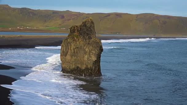 Island. Klippor på Atlantens stränder. — Stockvideo