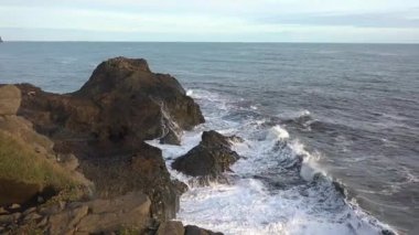 İzlanda. Atlantik Okyanusu kıyısındaki kayalar.